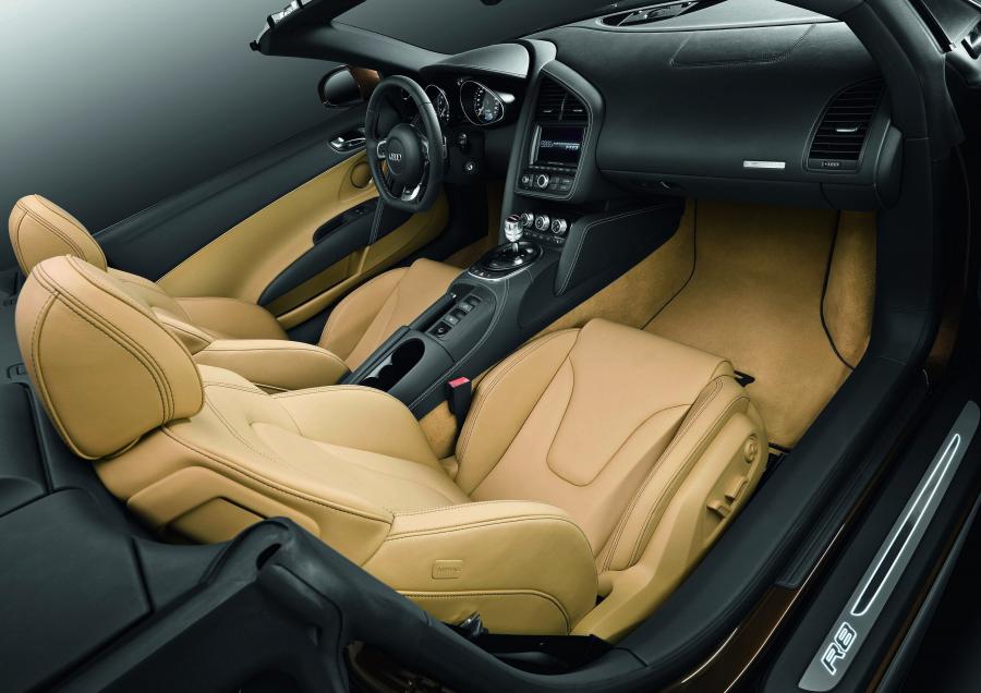 Интерьер Audi R8 Spyder 5.2 FSI Quattro 2010 года  (WW) (фото 15 из 79)